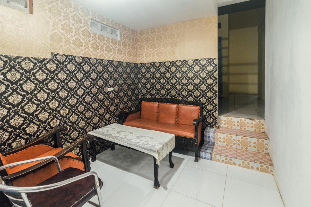 Oyo 2165 Alyah Guest House Syariah Ambon Esterno foto