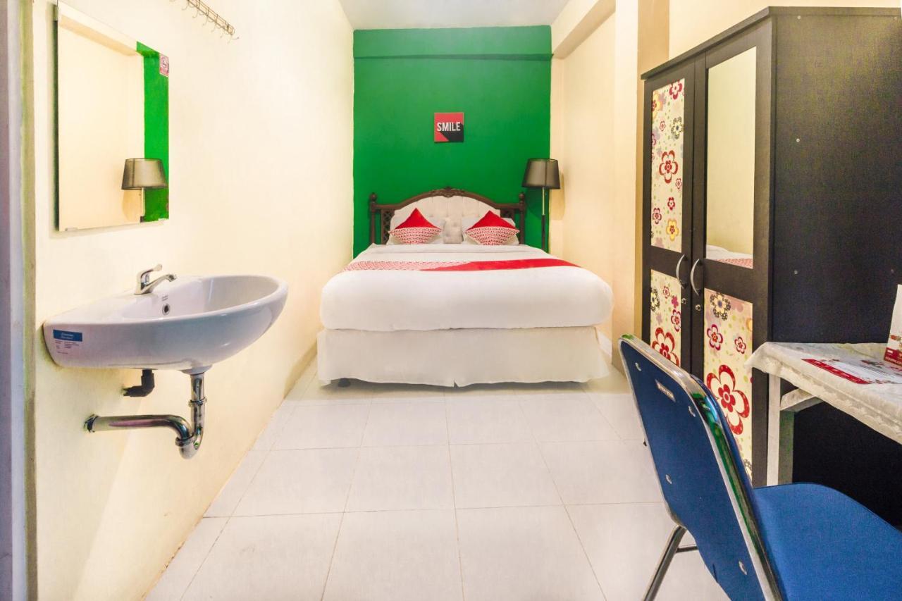 Oyo 2165 Alyah Guest House Syariah Ambon Esterno foto