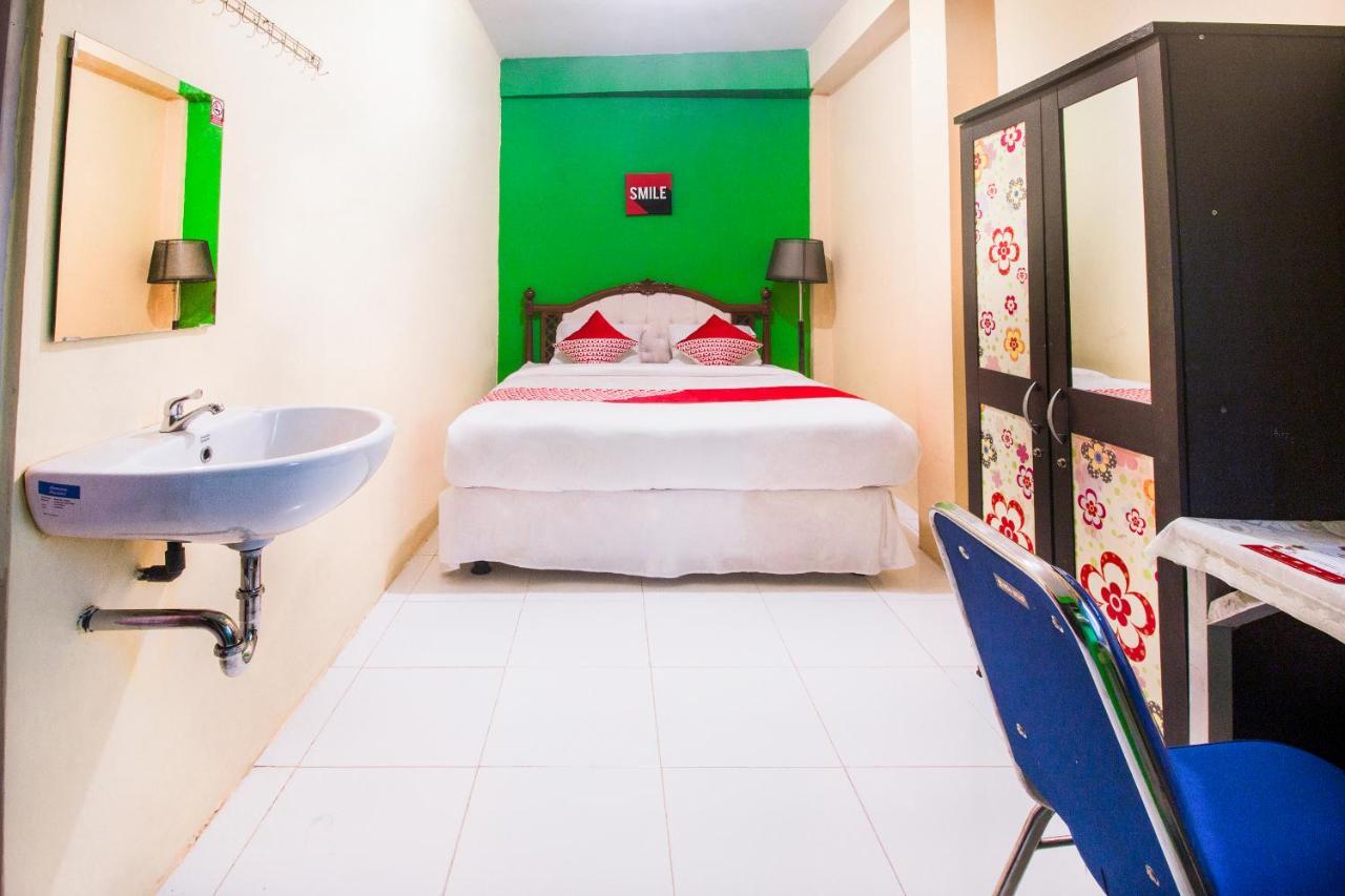 Oyo 2165 Alyah Guest House Syariah Ambon Esterno foto